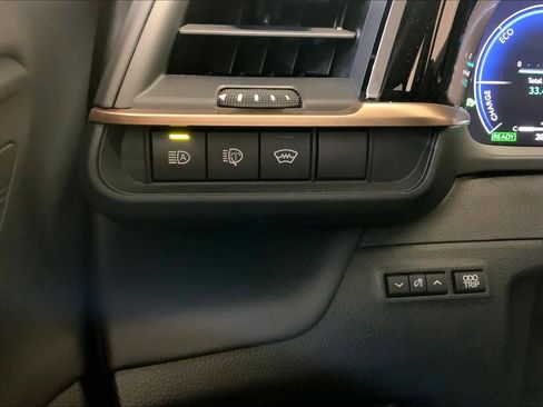 Used 2025 Toyota Crown Signia w/ Advanced Technology Package image 33