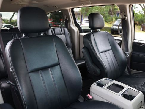 Used 2016 Chrysler Town & Country Touring FWD image 16