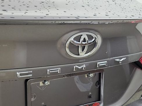Used 2018 Toyota Camry SE FWD image 9