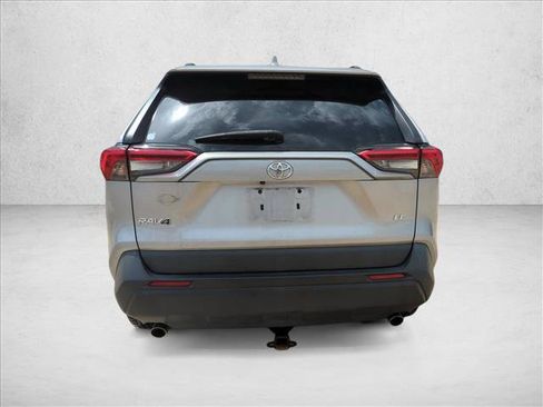 Used 2021 Toyota RAV4 LE FWD image 4
