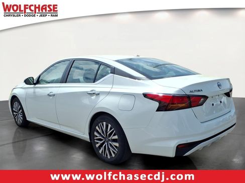 Used 2025 Nissan Altima 2.5 SV FWD image 3
