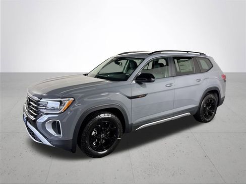 New 2026 Volkswagen Atlas Peak Edition image 2