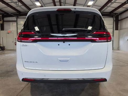 Used 2026 Chrysler Pacifica Select FWD image 4