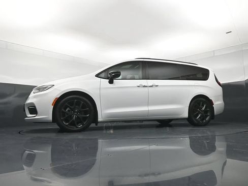 Used 2024 Chrysler Pacifica Touring-L w/ S Appearance Package FWD image 21