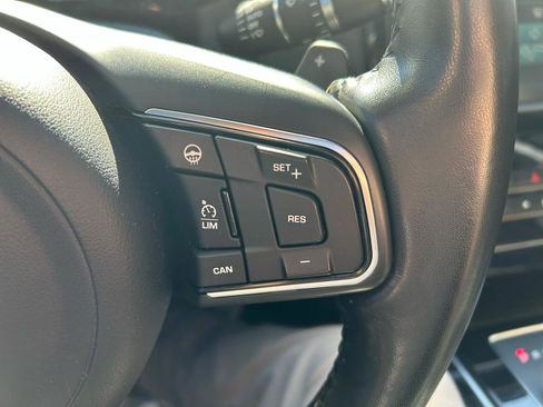 Used 2018 Jaguar XE image 20