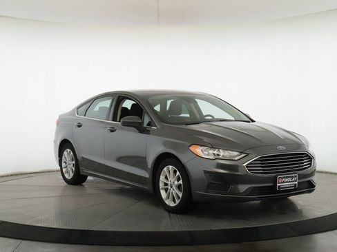 Used 2020 Ford Fusion SE image 2