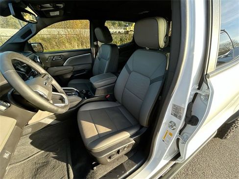 Certified 2024 Chevrolet Colorado ZR2 w/ ZR2 Convenience Package III image 20