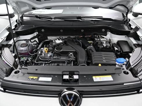 Used 2025 Volkswagen Taos SE AWD/4WD image 15