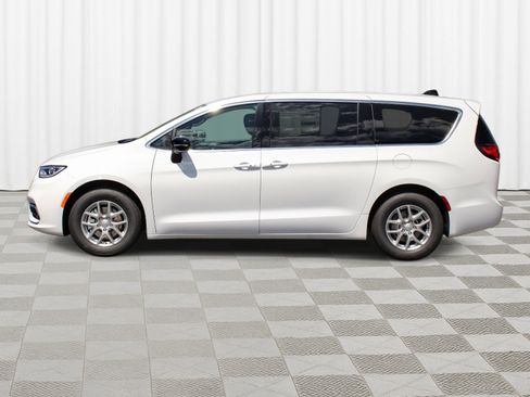 New 2026 Chrysler Pacifica Select FWD image 33