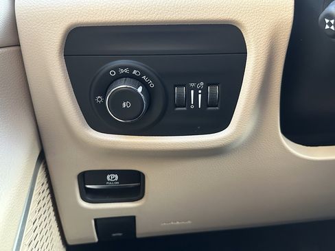 Used 2024 Jeep Grand Cherokee L Limited w/ Luxury Tech Group II image 30