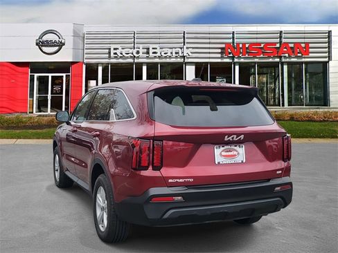 Used 2023 Kia Sorento LX image 5