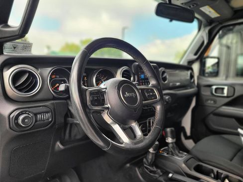 Used 2019 Jeep Wrangler Unlimited Sahara AWD/4WD image 8