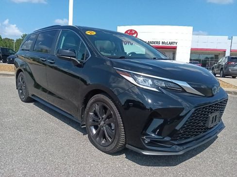 Used 2023 Toyota Sienna XSE FWD image 1