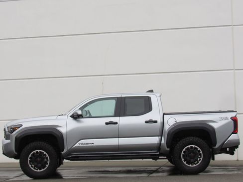 Used 2024 Toyota Tacoma TRD Off-Road w/ TRD Off Road Premium Package image 4