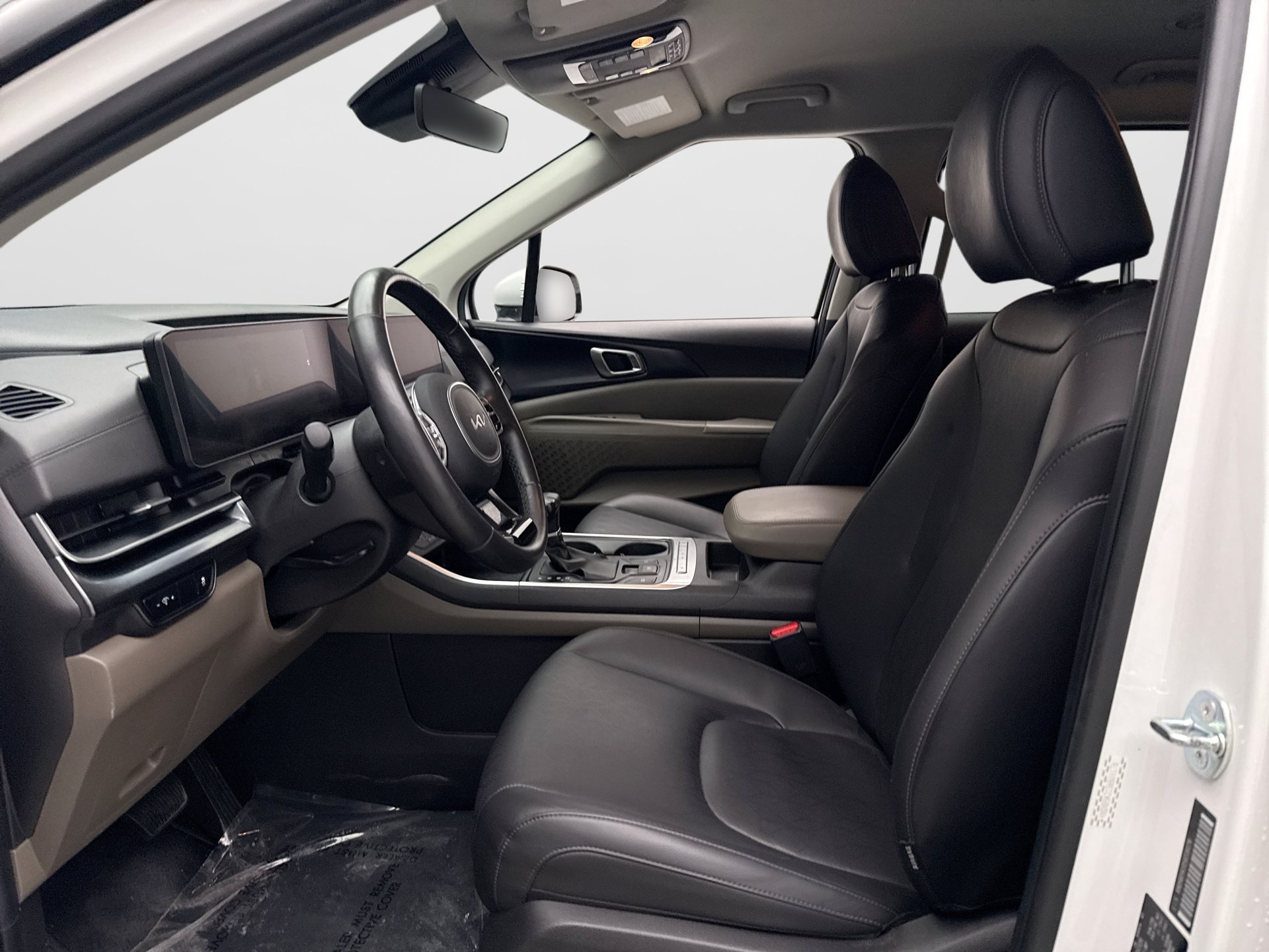 Used 2025 Kia Carnival FWD image 11