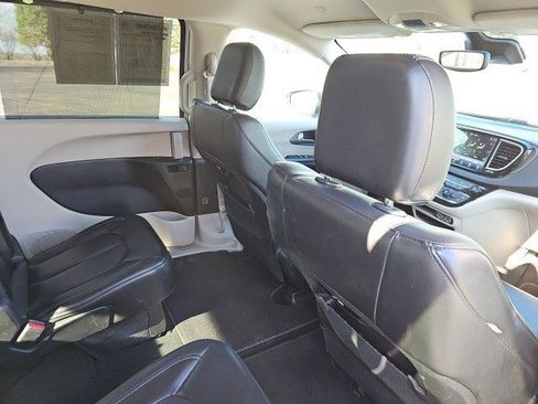 Used 2023 Chrysler Pacifica Touring-L image 16