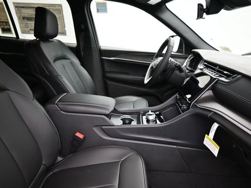 New 2025 Jeep Grand Cherokee Limited image 16