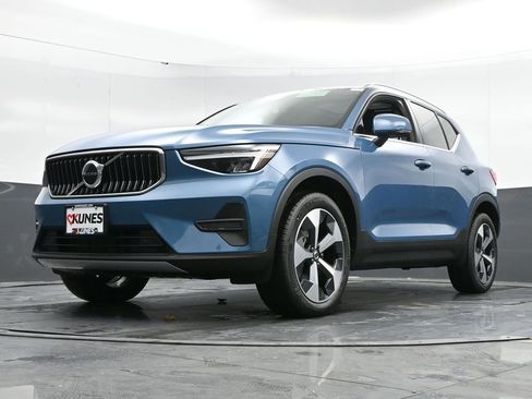 New 2025 Volvo XC40 B5 Core w/ Climate Package image 43