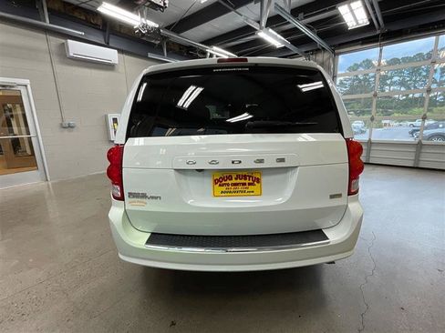 Used 2019 Dodge Grand Caravan SE FWD image 4