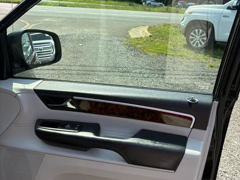 Used 2013 Volkswagen Routan SEL Premium FWD image 22