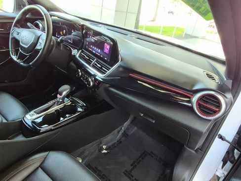 Used 2024 Chevrolet Trax RS w/ Sunroof Package FWD image 6