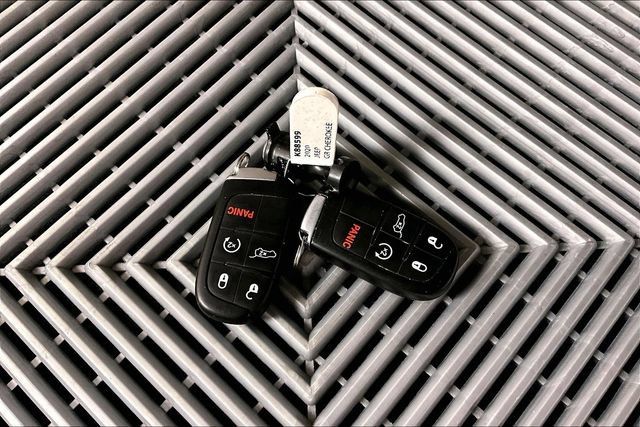 Used 2020 Jeep Grand Cherokee Altitude AWD/4WD image 11