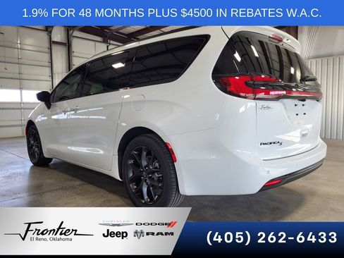 New 2026 Chrysler Pacifica Select w/ S Appearance Package FWD image 3