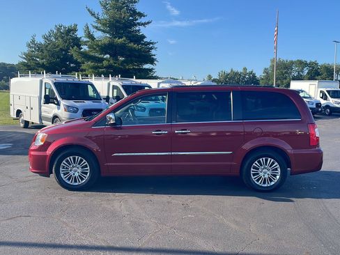 Used 2013 Chrysler Town & Country Touring-L w/ Driver Convenience Group FWD image 2