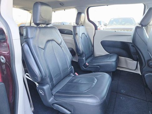 Used 2020 Chrysler Pacifica Touring-L image 16