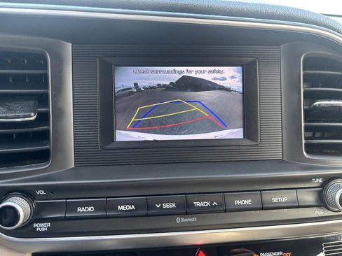 Used 2020 Hyundai Elantra SE FWD image 19