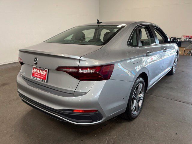 Used 2024 Volkswagen Jetta SE FWD image 3