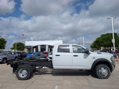 Used 2024 RAM 5500 Tradesman w/ Chrome Appearance Group AWD/4WD image 3