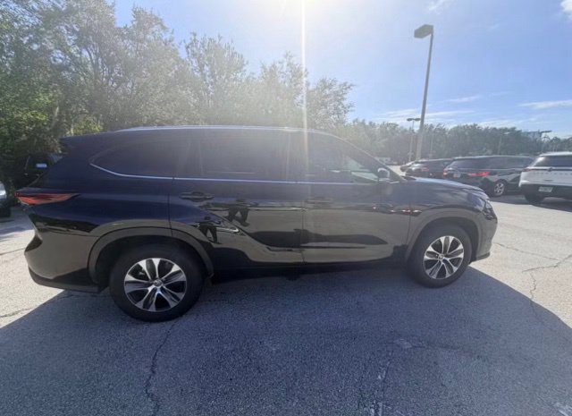 Used 2024 Toyota Highlander XLE FWD image 3
