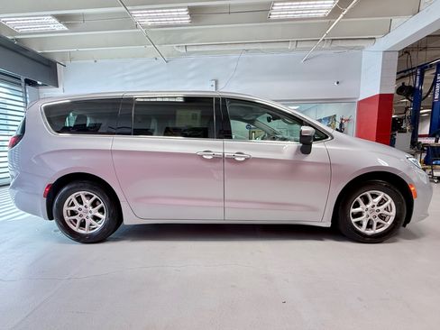 Used 2023 Chrysler Pacifica Touring-L FWD image 11