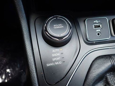 Used 2019 Jeep Cherokee Latitude Plus w/ Comfort/Convenience Group AWD/4WD image 17