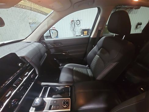 Used 2025 Nissan Pathfinder SV w/ SV Premium Package image 11