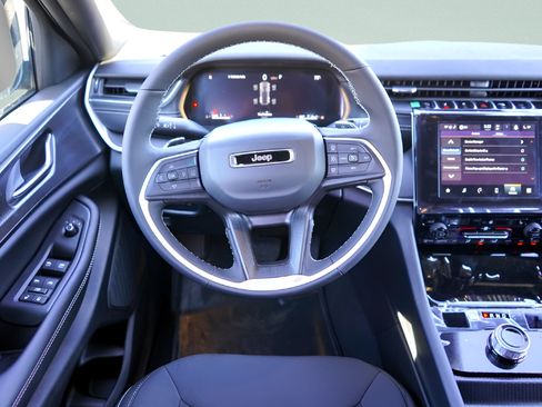 Used 2026 Jeep Grand Cherokee Laredo X RWD image 19