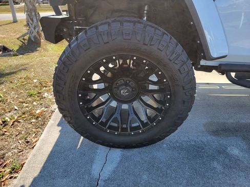 Used 2022 Jeep Gladiator Willys image 10