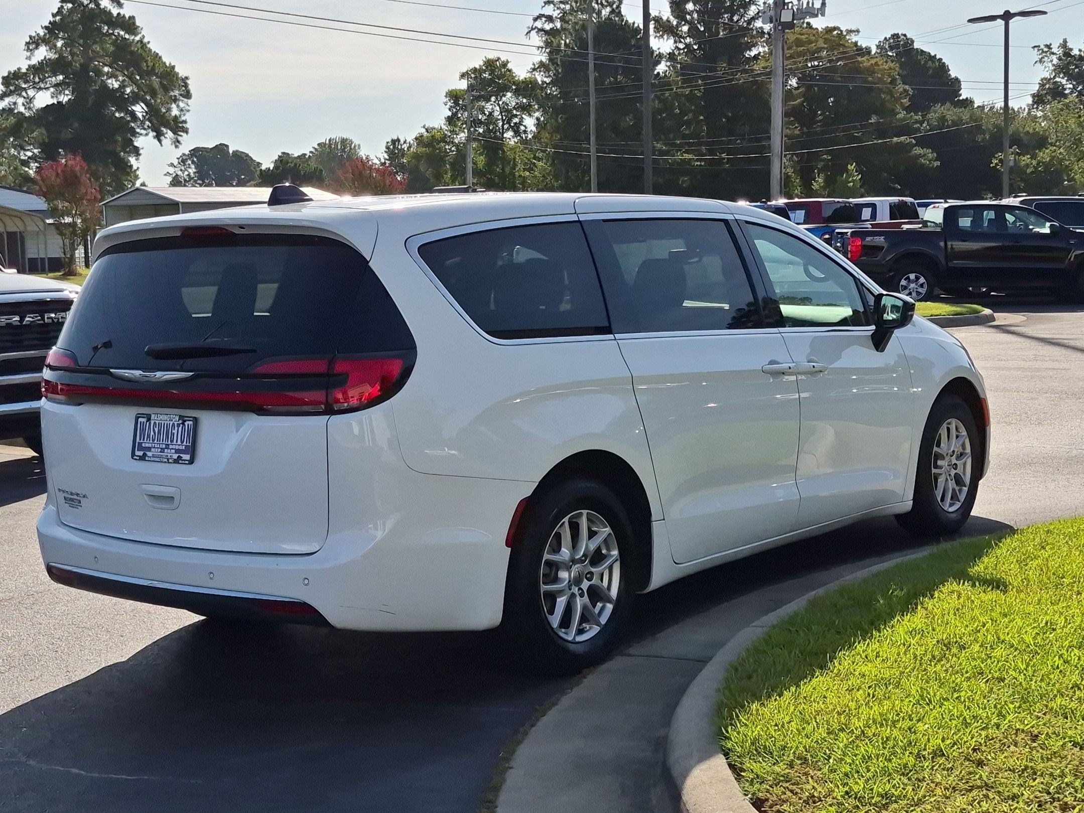 Used 2025 Chrysler Pacifica Select FWD image 5
