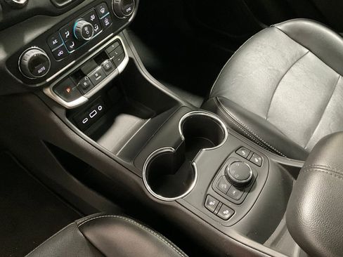 Used 2024 GMC Terrain SLT image 15