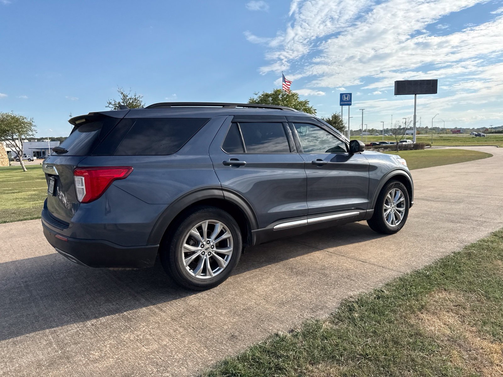 Used 2021 Ford Explorer XLT w/ Equipment Group 202A RWD image 12