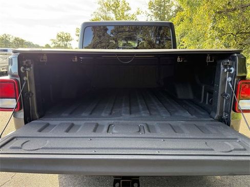Used 2022 Jeep Gladiator Overland w/ Popular Equipment Package image 11