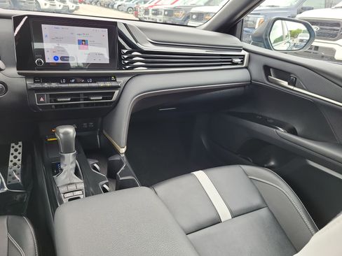 Used 2025 Toyota Camry SE FWD image 16