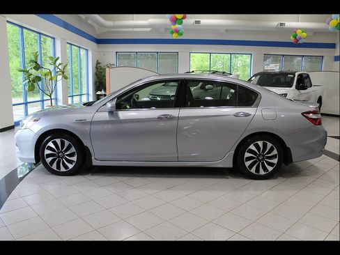 Used 2017 Honda Accord Touring image 8