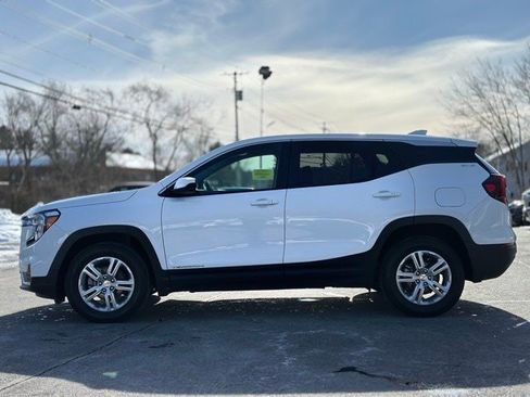 Used 2024 GMC Terrain SLE image 3