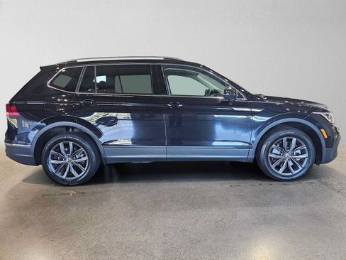 Used 2023 Volkswagen Tiguan SE w/ Panoramic Sunroof Package FWD image 2