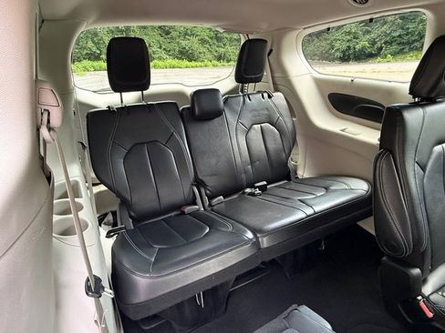 Used 2022 Chrysler Pacifica Touring-L FWD image 20