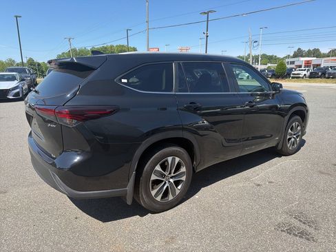 Used 2025 Toyota Highlander XLE AWD/4WD image 8