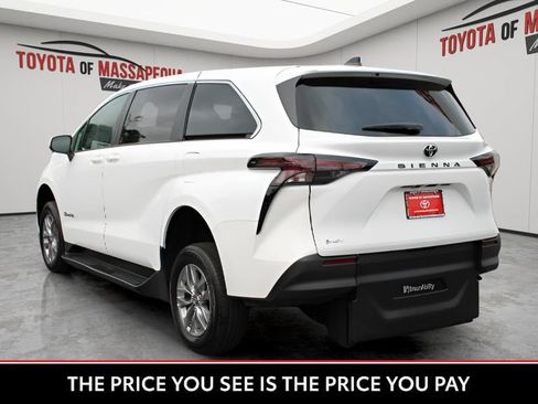 Used 2026 Toyota Sienna LE FWD image 4