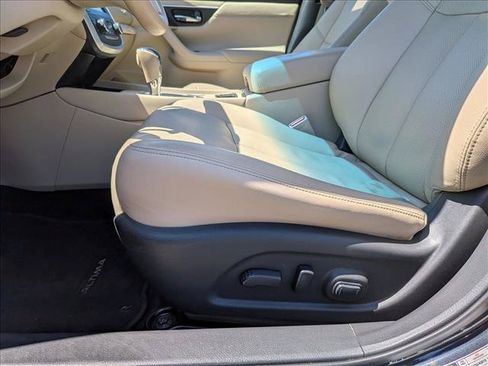 Used 2016 Nissan Altima 3.5 SL FWD image 17